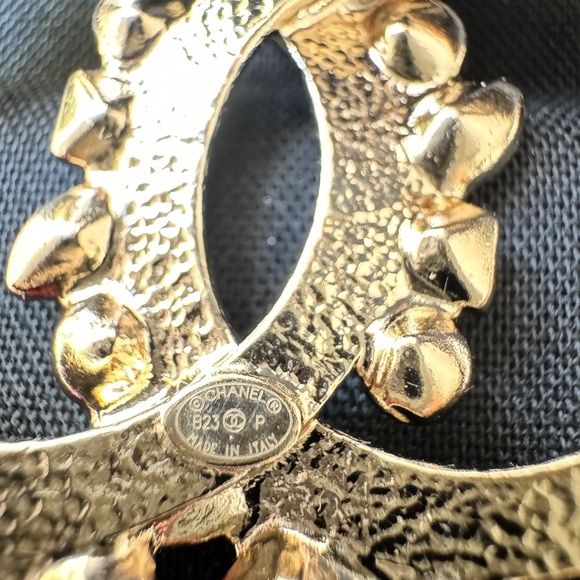 CHANEL 23P CLASSIC GOLD TONE LARGE CC LOGO CRYSTAL BAGUETTE BROOCH PIN - Picture 8 of 12
